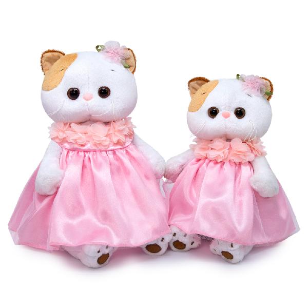 в платье с объемными цветами