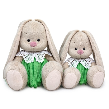 в юбке и кружевном воротничке