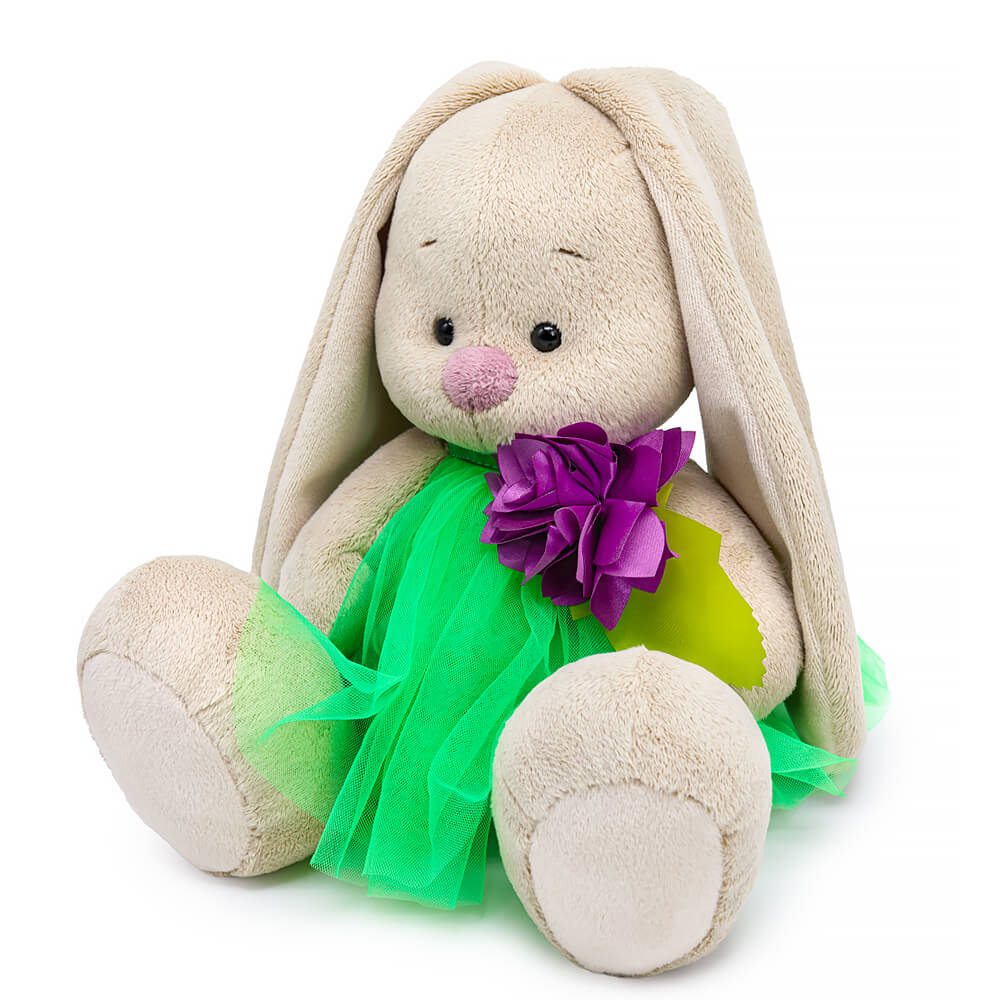 в платье с пурпурным цветком