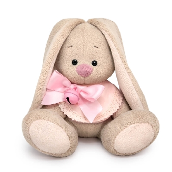 в слюнявчике с бубенчиком