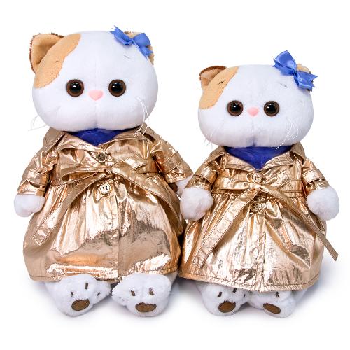 в блестящем плаще