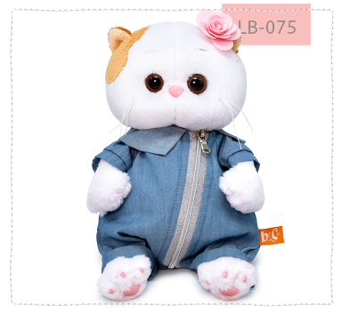 в джинсовом комбинезоне