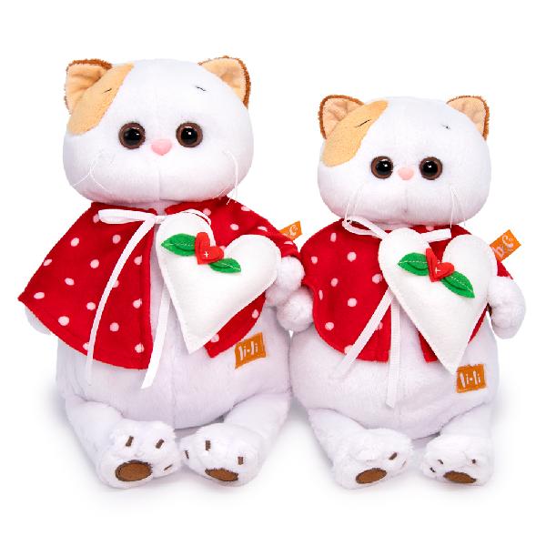 в накидке с сердцем