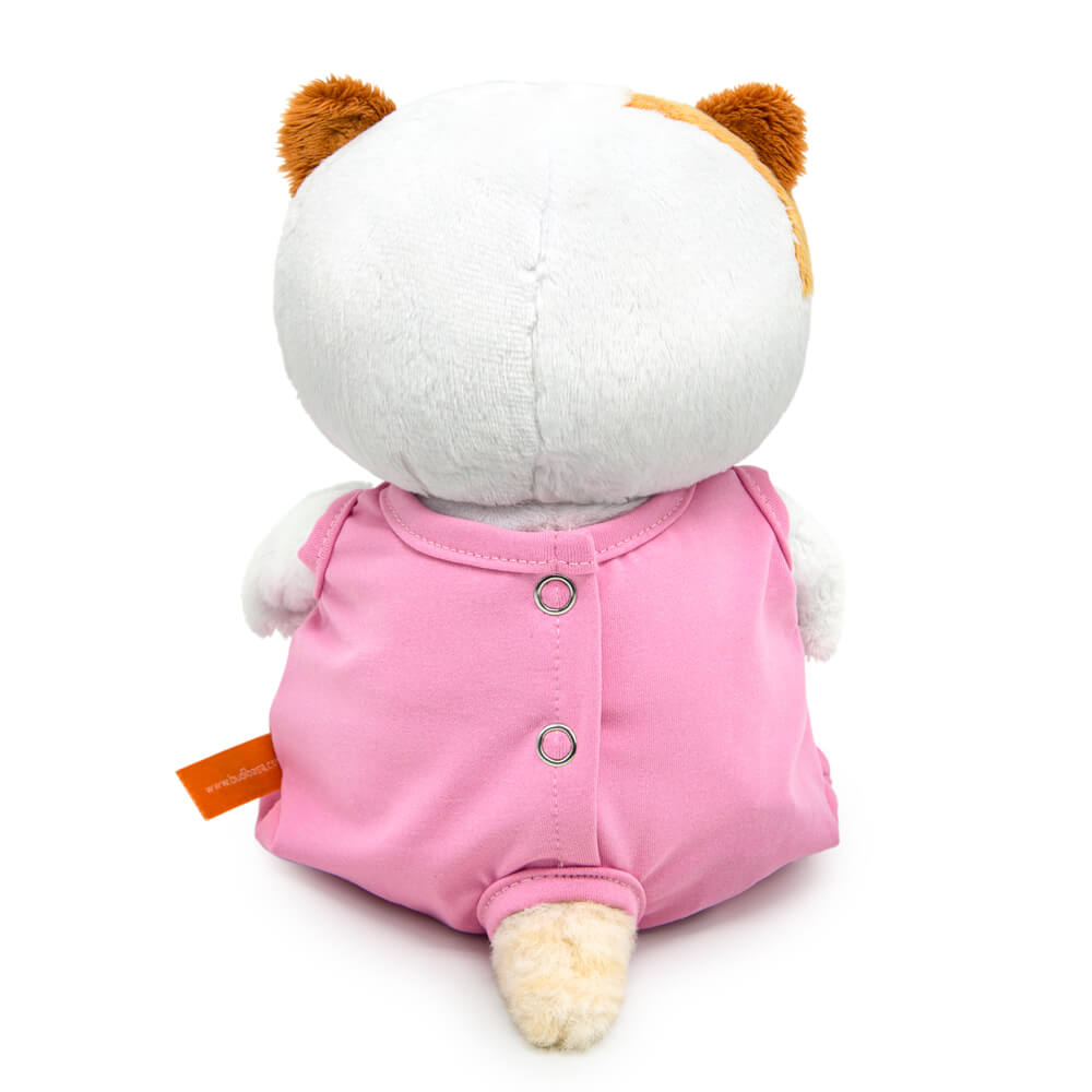 в комбинезоне с драконом