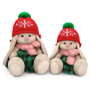 в шапке со снежинкой