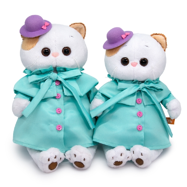 в плаще и шляпке