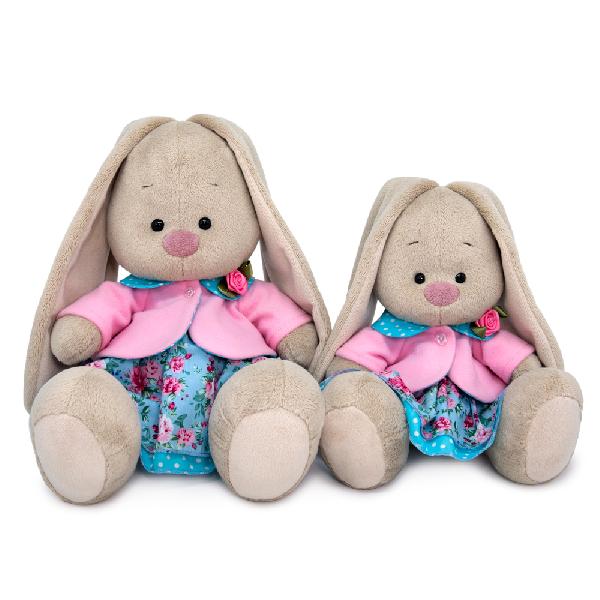 в юбке и жакете с розочкой