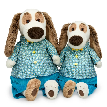 в голубой рубашке и брюках