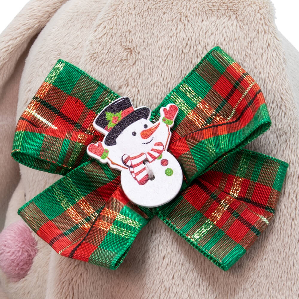 в зеленой юбке с бантом