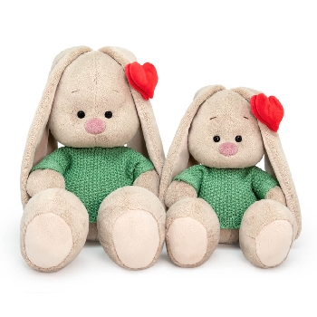 в свитере и с сердечком на ушке