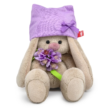 в шапочке и с букетом