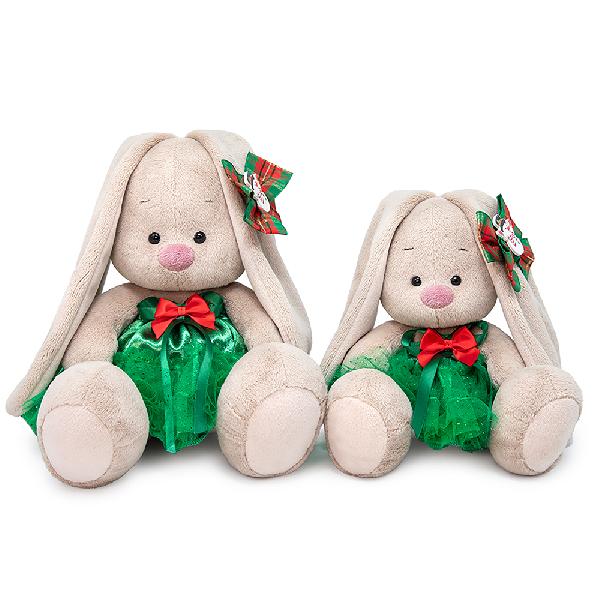 в зеленой юбке с бантом