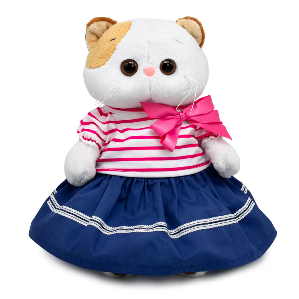 в полосатой футболке и юбке