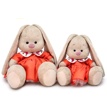 в коралловом платье