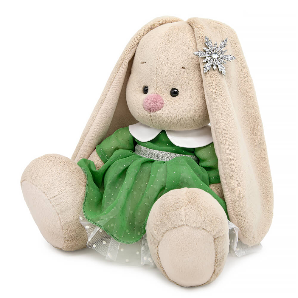 в нарядном платье и со снежинкой