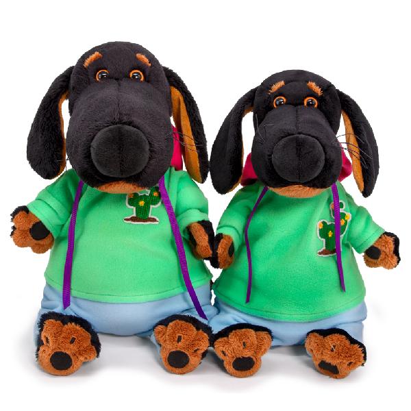 в толстовке