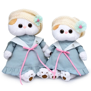 в морском платье и вязаном берете