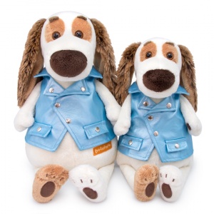 в голубой рокерской жилетке