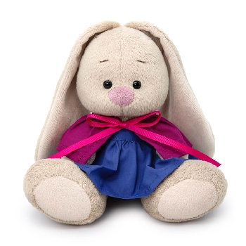 в накидке и юбке