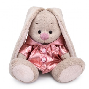 в золотистом плаще