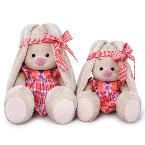 в клетчатом платье