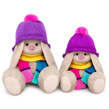 в шапке и полосатом шарфе