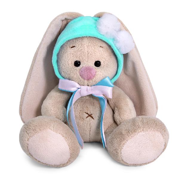 в шапочке с белыми помпонами