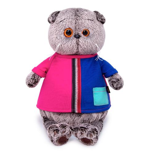 в двухцветной футболке