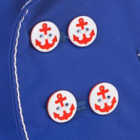 в синем кителе