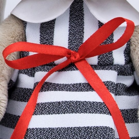 в платье в полоску