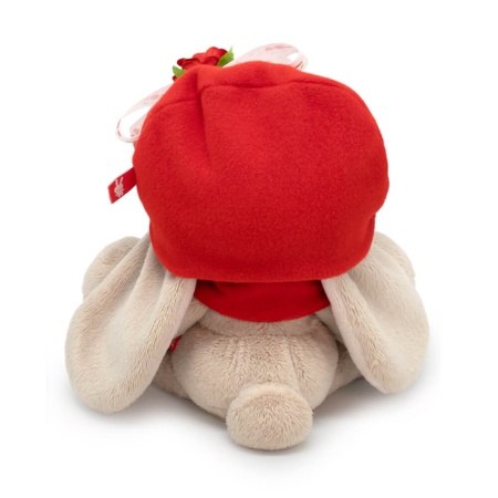 в шапочке с цветком и шарфе