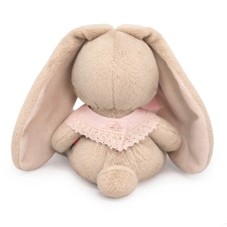 в слюнявчике с бубенчиком