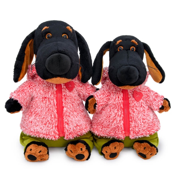 в теплом костюме с сердечком