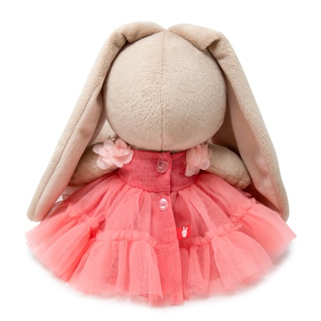 в платье с воротником из цветов