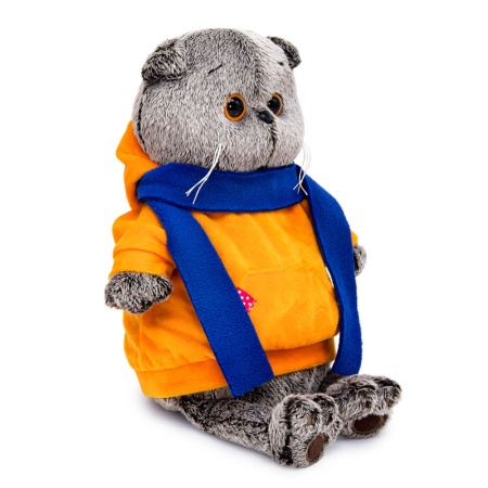 в толстовке с шарфом