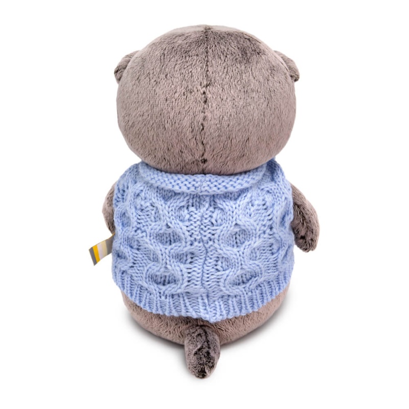 в вязаном жилете с помпонами