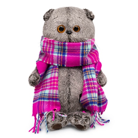 в ярко-розовом шарфе