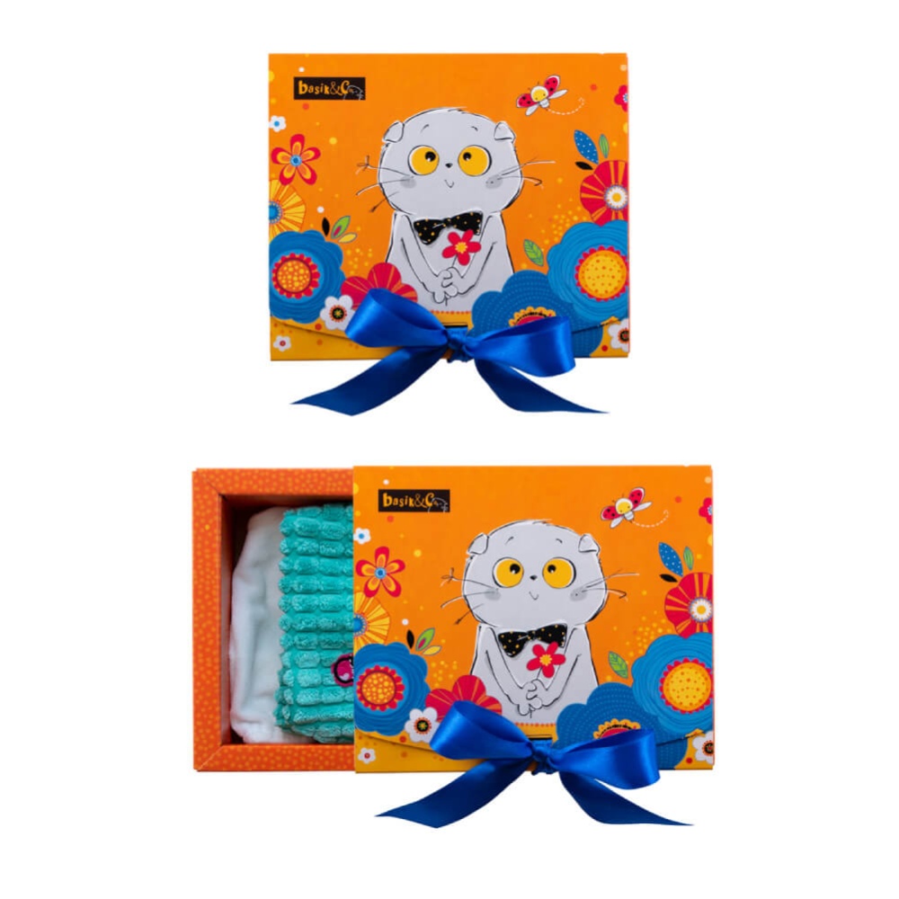 Бирюзовый снуд и белый комбинезон