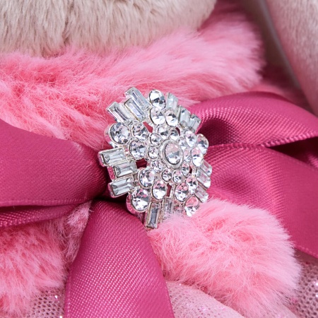 в меховой горжетке