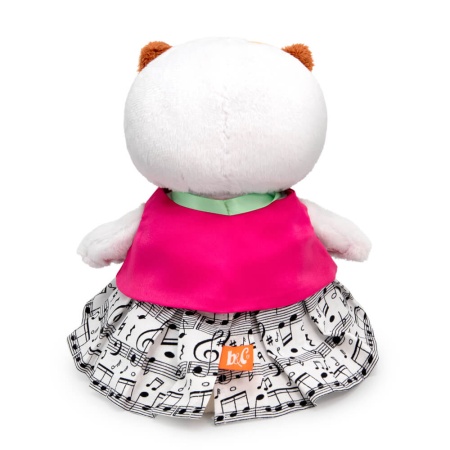 в юбке и малиновом жилете