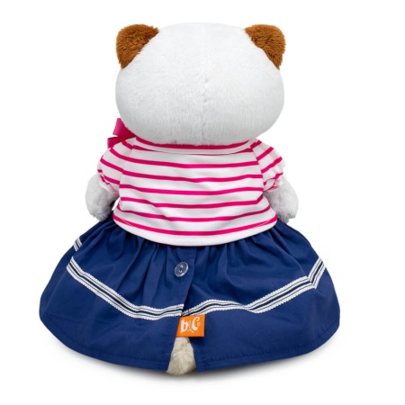 в полосатой футболке и юбке