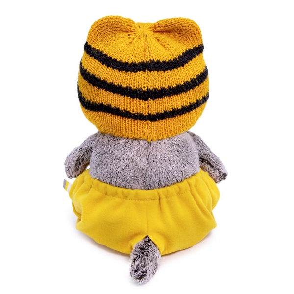 в шапке тигренка