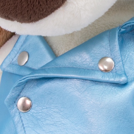 в голубой рокерской жилетке