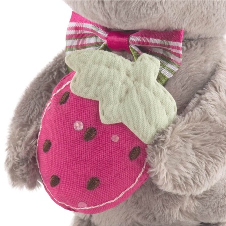 Волчонок Вока с ягодой