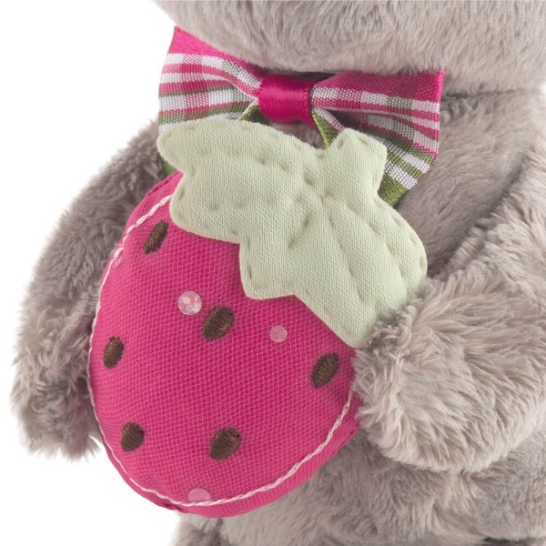 Волчонок Вока с ягодой