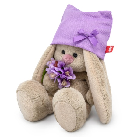 в шапочке и с букетом