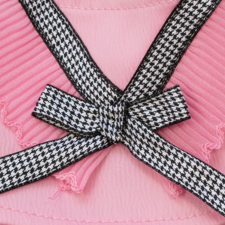 Розовая блузка и брюки в клетку