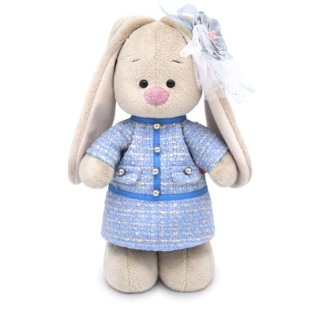 в голубом платье в клетку