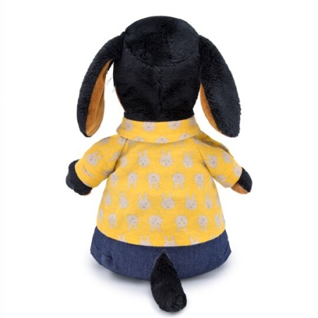 в джинсах и желтой рубашке