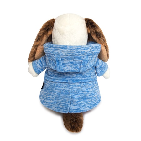 в голубой куртке "B&Co"